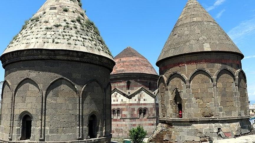 Anadolu Selçukluları zamanında tepesi külah biçimdeki mezarların adı nedir?