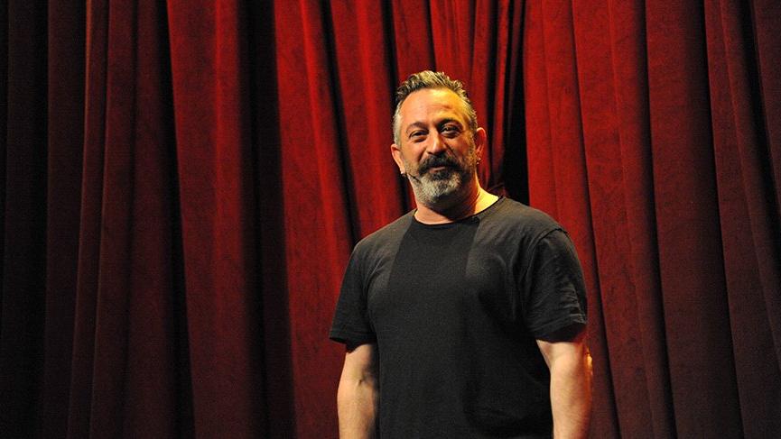 Cem Yılmaz sahnede fenalaştı