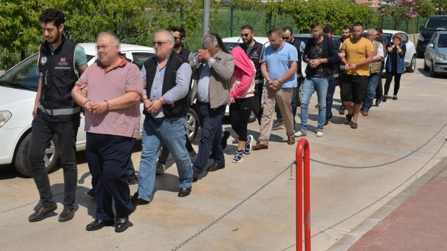 Şantajla 350 ev ve iş yerini üzerlerine geçiren 10 kişilik aile yakalandı