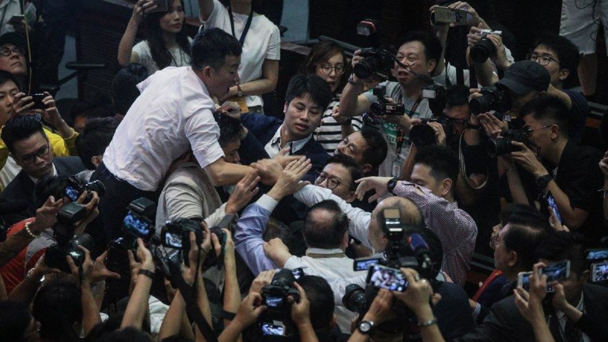 Hong Kong’da parlamento karıştı… Milletvekili hastanelik oldu!