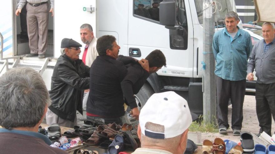 Ayakkabısını beğenmediği esnafa bıçakla saldırdı