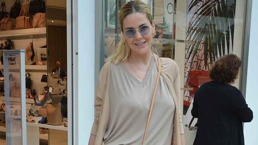 Emine Ün, sade giyim tarzıyla dikkat çekti