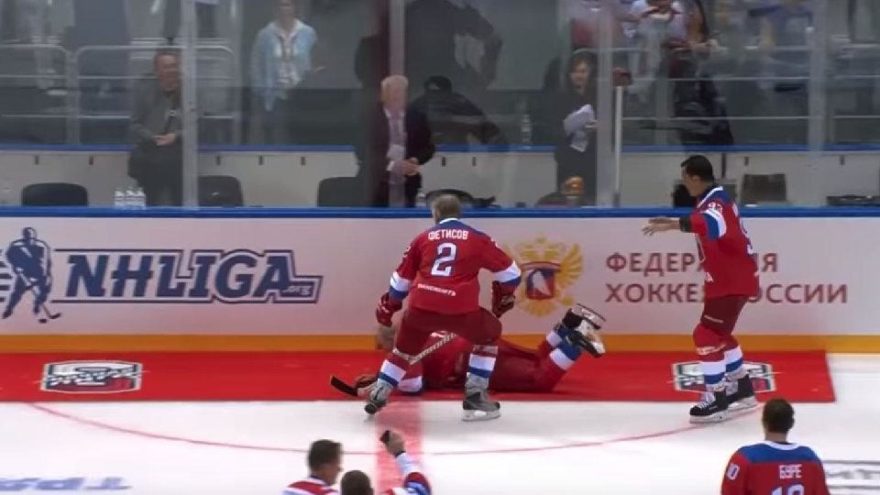 Putin, buz hokeyi maçında fena düştü