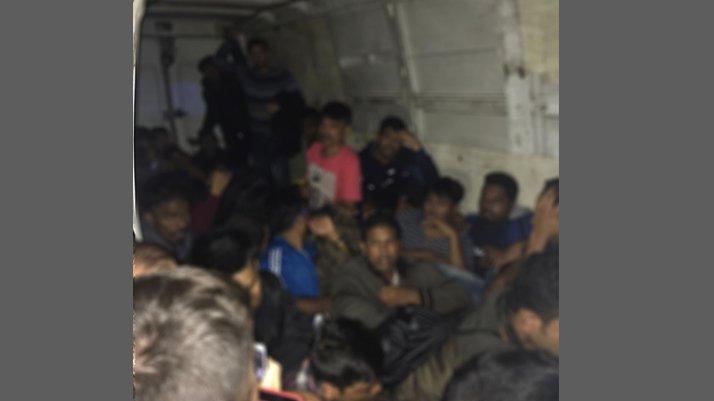 Polisten kaçamadılar, kamyonetten 32 kaçak göçmen yakalandı