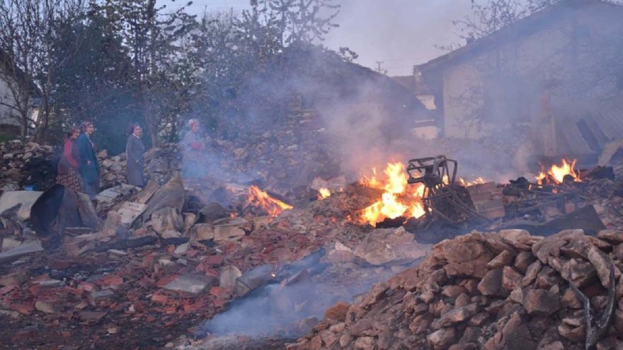 Çorum’da 8 ev, 1 ahır, 1 ambar kül oldu