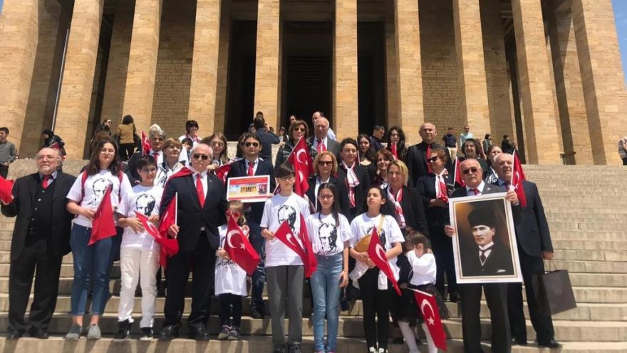 Torunlarıyla birlikte Anıtkabir’e gittiler