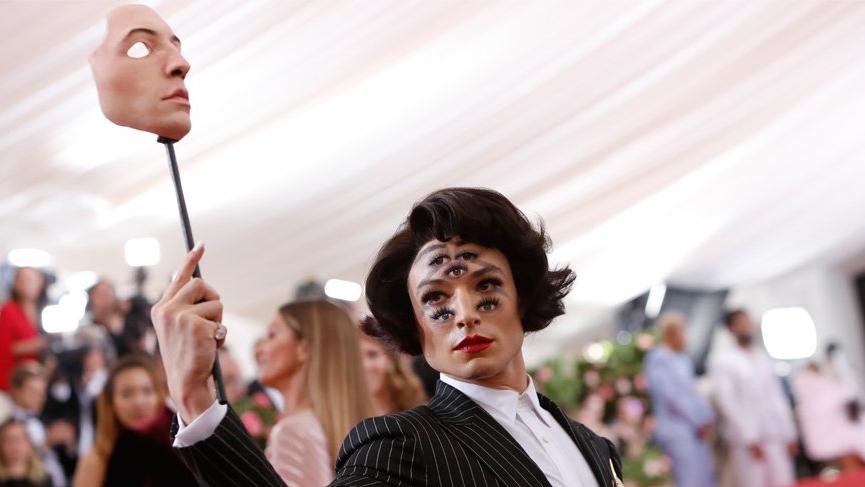 Ezra Miller’ın MET Gala makyajı bakın nasıl yapılmış