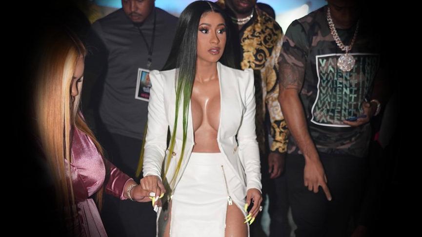 Cardi B, Kim Kardashian’ın kıyafetlerini taklit eden markadan koleksiyon çıkardı