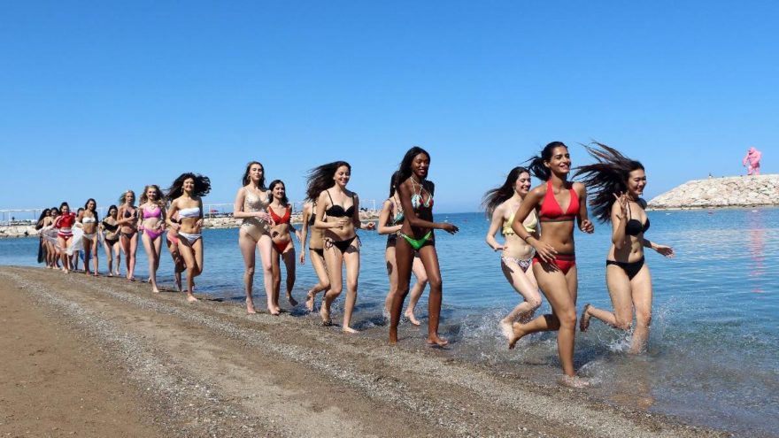 Güzeller plajda eğlendi