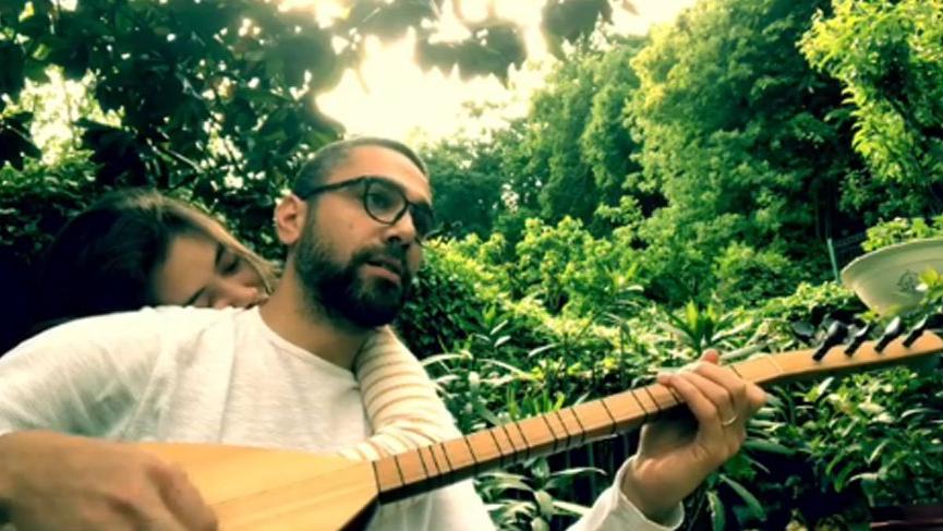 Kadir Doğulu bağlama çaldı