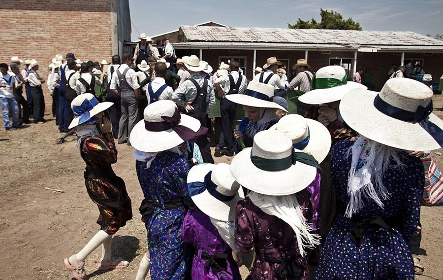 Mennonitler yüzyıllar önce Almanya ve Hollanda'dan gelip Paraguay, Meksika ve Blolivya'ya yerleşen insanlardan oluşuyor.