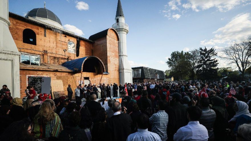 ABD’de kundaklanan cami için kenetlendiler: İslamofobiye hayır