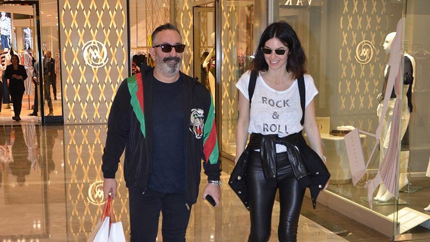 Cem Yılmaz ve sevgilisi tatil öncesi alışverişe çıktı