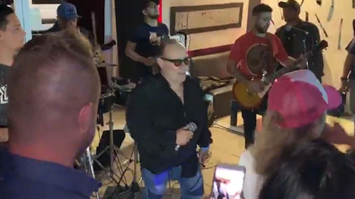 Unlu Sarkici Sahnede Kalp Krizi Gecirerek Oldu Son Dakika Dunya Haberleri