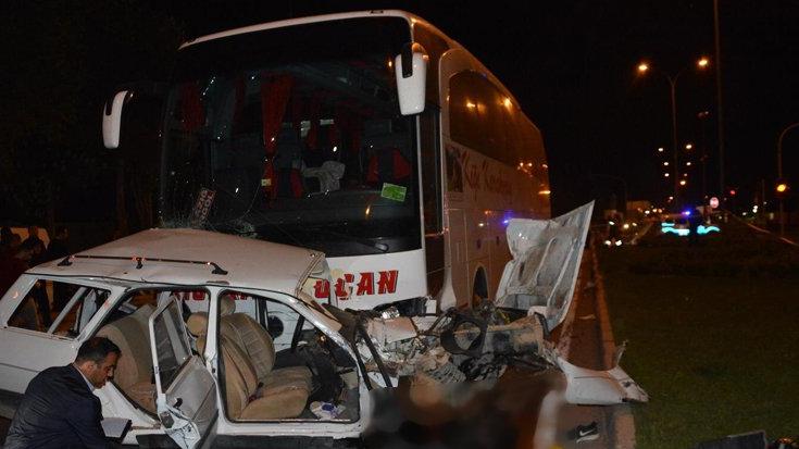 Yolcu otobüsü otomobile çarptı! 3 ölü