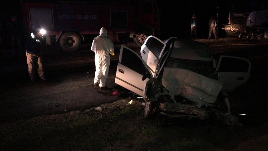 Tokat’ta TIR’la çarpışan otomobildeki 2 polis hayatını kaybetti, 2 kişi yaralandı