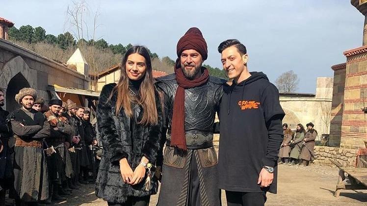 Engin Altan Düzyatan’dan Mesut Özil’e Diriliş hediyesi