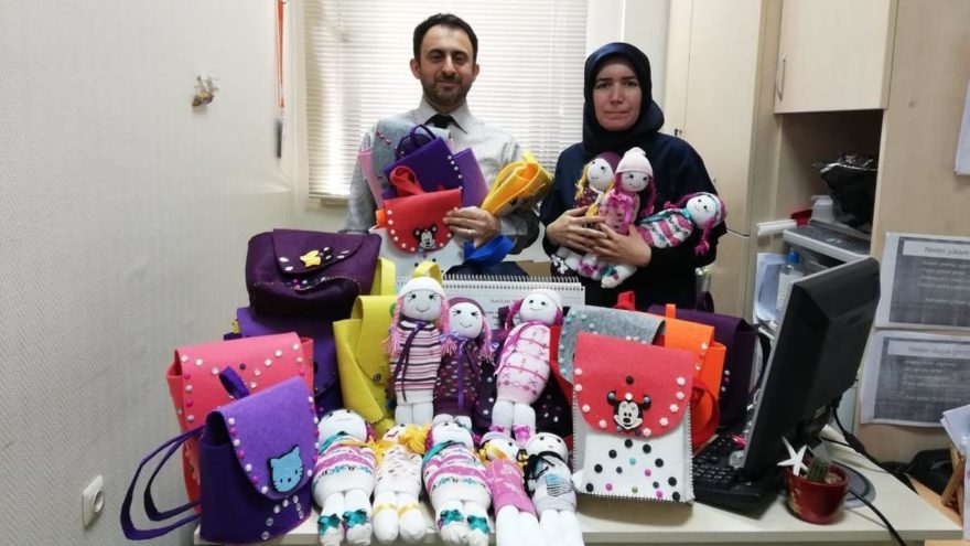 Gönüllü kadınlardan hasta çocuklara örgü bebek ve çanta hediyeleri