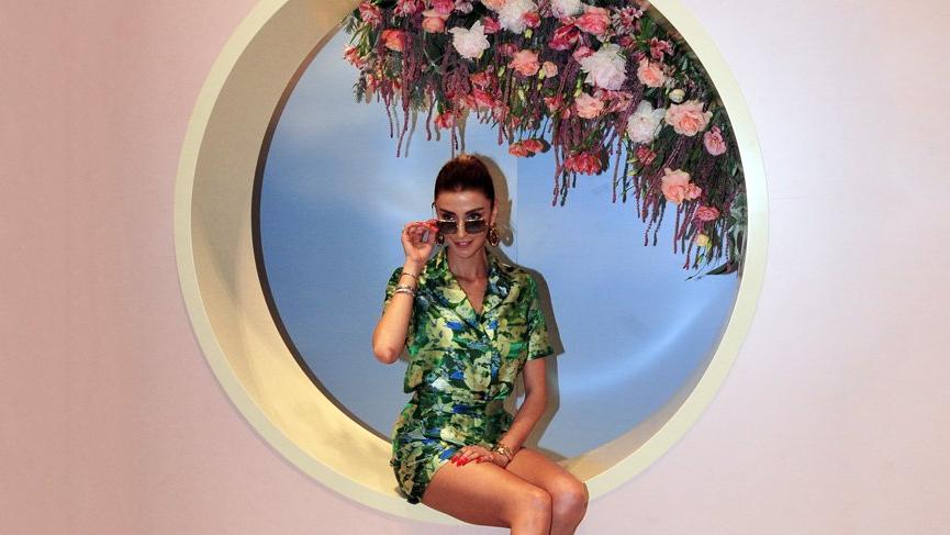 Özge Ulusoy Sunglass Hut için seçti