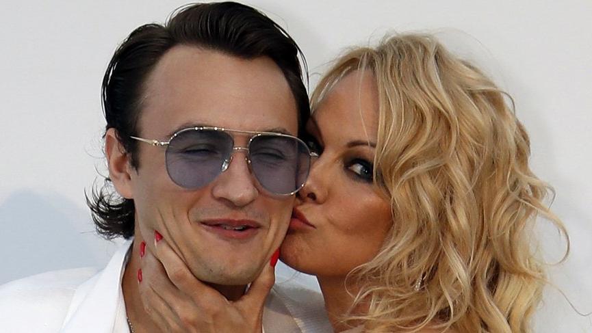 Pamela Anderson geceye oğlu Brandon Lee ile katıldı