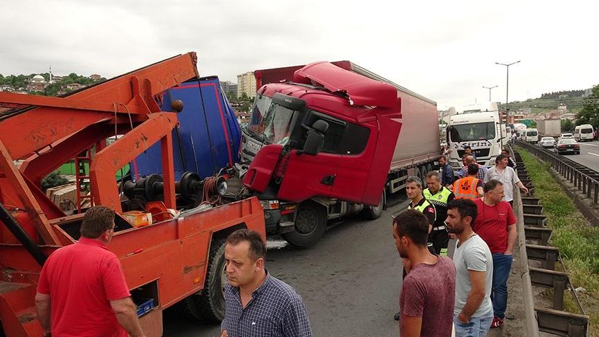 TEM’de TIR, kamyona çarptı! Ankara yönü ulaşıma kapandı