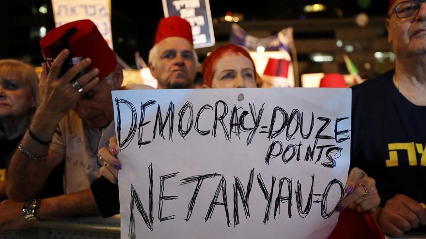 On binler Netanyahu’ya karşı fesle yürüdü