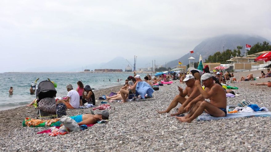 Nemden bunalan Konyaaltı Sahili’ne akın etti