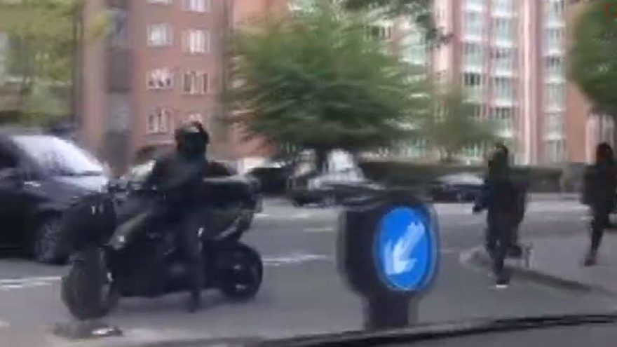 Filmleri aratmayan soygun: Motosikletle kuyumcu soydular