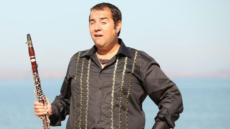 Ata Demirer’den tespihli paylaşım