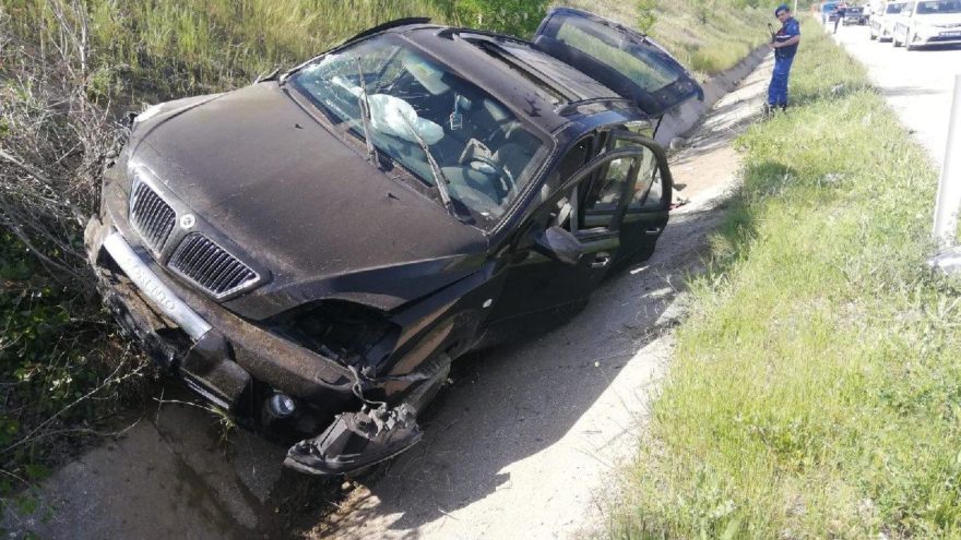 Kamyona çarpan araç su kanalına uçtu : 5 yaralı