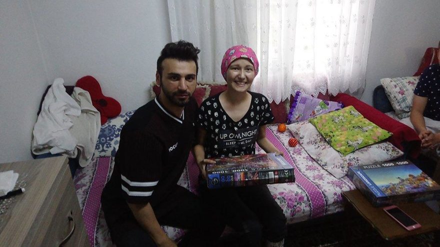 Şarkılarını hasta hayranının evine götürdü