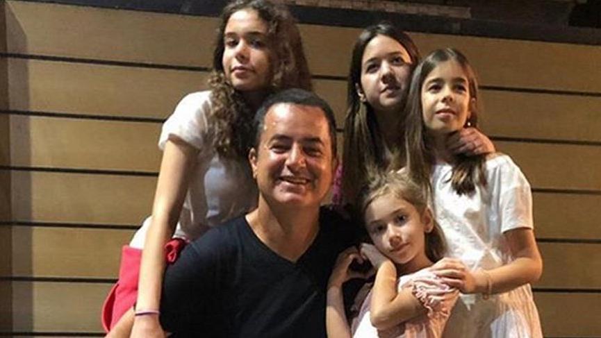 Acun Ilıcalı kızlarını topladı