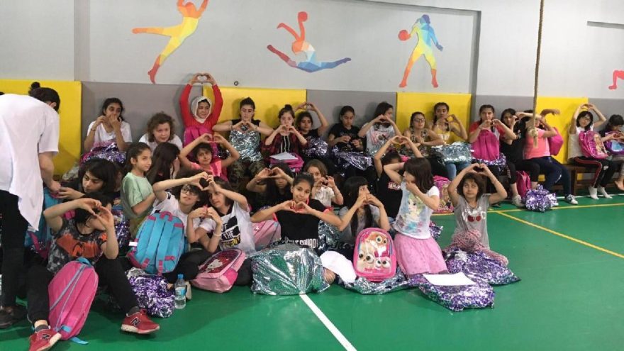 Ebru Yaşar’dan çocuklara bayram sürprizi