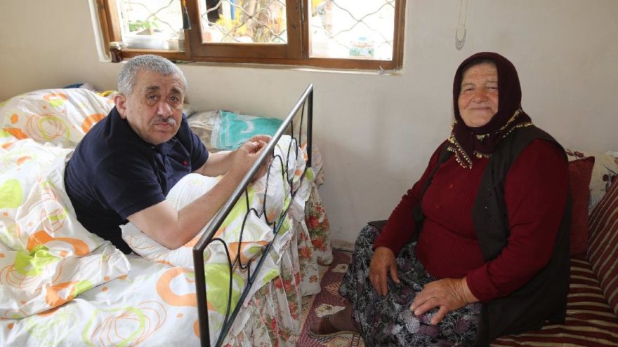 Felçli eşine 51 yıldır adeta gözü gibi bakıyor