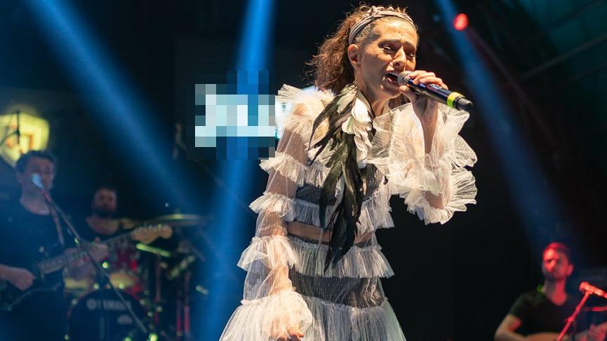 Yıldız Tilbe’den fırfırlı elbise