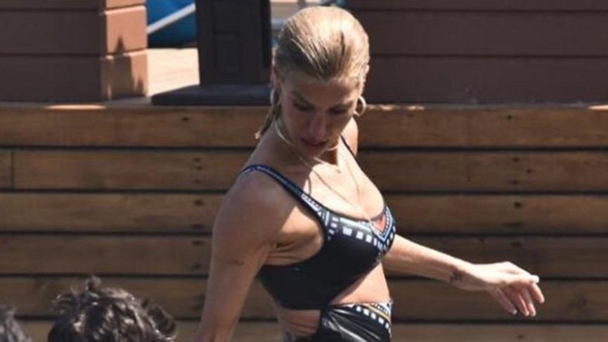 Çağla Şıkel bikini yerine mayo tercih etti