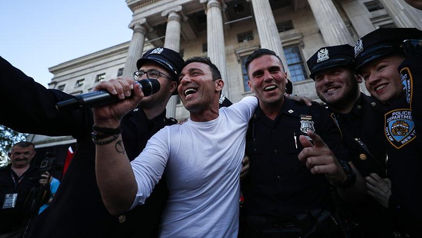 Mustafa Sandal, Amerikan polisleriyle birlikte söyledi