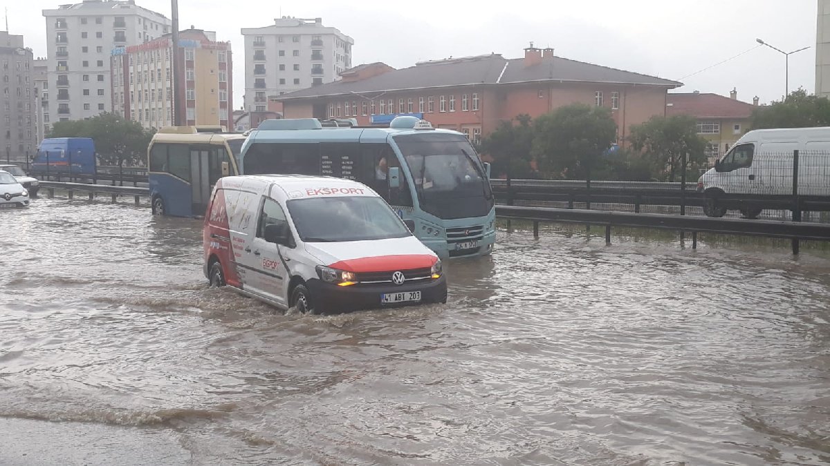 Pendik'te yoğun yağış! Araçlar mahsur kaldı - Son dakika ...