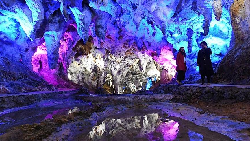 Nadir görülen sarkıtlara sahip Fuyuan Mağarası turizme açıldı