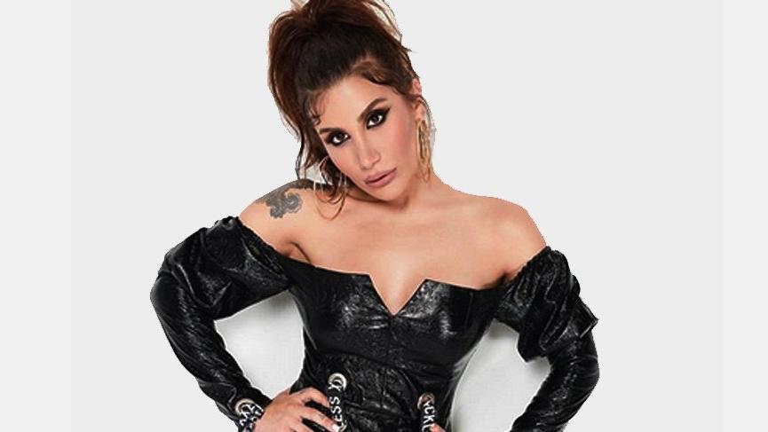 İrem Derici vücudundaki dövmeleri takipçilerine gösterdi