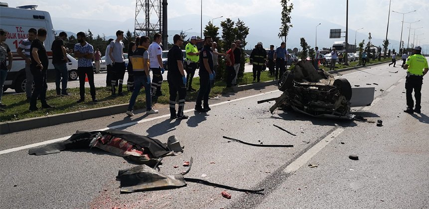 Bursa'nÄ±n Ä°negÃ¶l ilÃ§esinde elektrik direÄine Ã§arpÄ±p ortadan 2'ye bÃ¶lÃ¼nen araÃ§taki 2 kiÅi hayatÄ±nÄ± kaybetti. ile ilgili gÃ¶rsel sonucu