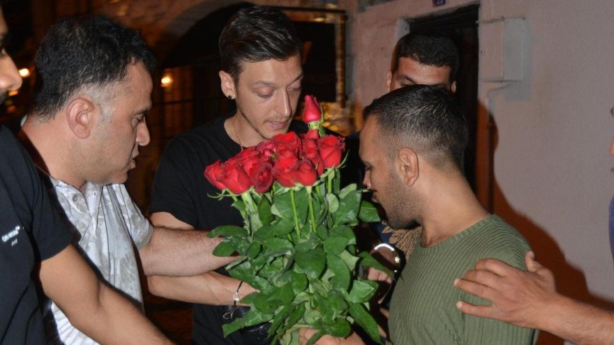 Mesut Özil’den seyyar çiçek satıcılarına tepki
