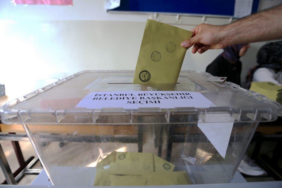 Konu üzerine CHP avukatları harekete geçip itirazlarını yaptı ve Milletvekili genel seçimlerinde kullanılan mühürle mühürlü zarfların sandıklarda tutanakla belirlendiğini ve oyların geçerli sayılması için YSK’ya başvuruda bulunulduğunu açıkladı. AKP de milletvekili mühürlü oyların geçerli sayılması için YSK’ya başvuru yaptı.