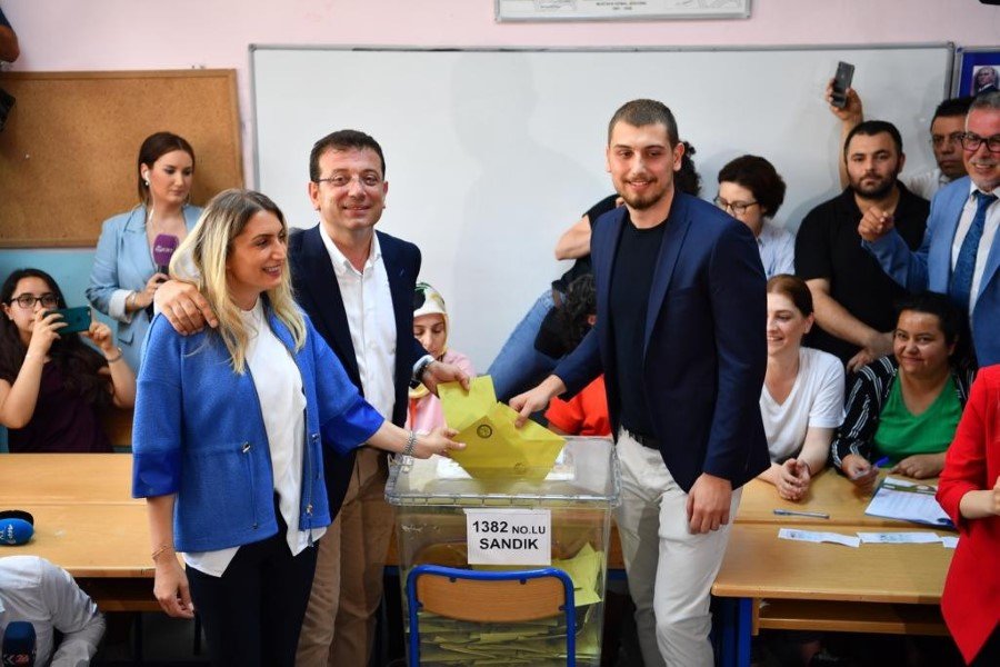 Bugünkü seçimde İstanbul, 5 yıl boyunca görev yapacak Büyükşehir Belediye Başkanını seçecek. Seçimde, Millet İttifakı’nın (CHP) adayı Ekrem İmamoğlu, Cumhur İttifakı’nın (AKP) adayı Binali Yıldırım, Saadet Partisi’nin adayı Necdet Gökçınar ve Vatan Partisi’nin adayı Mustafa İlker Yücel yarışıyor.