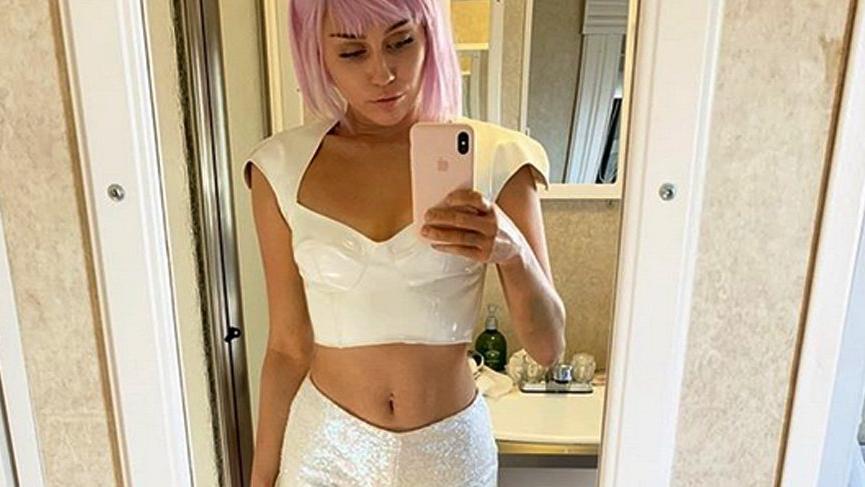 Şarkıcı Miley Cyrus kabına sığmadı!