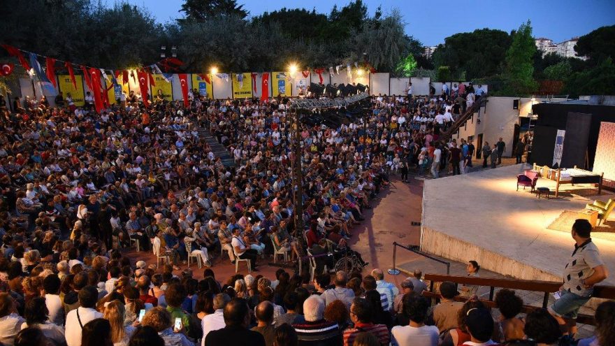 Kadıköy’de yıldızlar altında tiyatro keyfi başladı