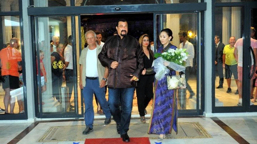 Steven Seagal’dan gazetecilere anlamsız tepki