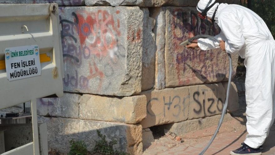 2 bin yıllık tarihe, yine sprey boyalı saygısızlık