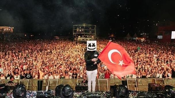 Marshmello ‘CznBurak’ olarak bilinen kebapçıya gitti adı Lavaşmello oldu!