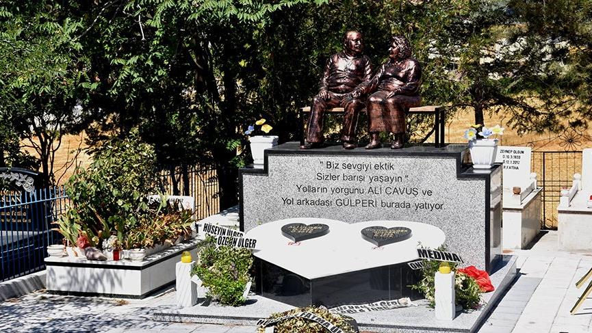 Peş peşe ölen, yan yana gömülen çiftin mezarlarının başına heykelleri dikildi